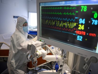 Personal sanitario de la UCI del Hospital Universitario Marqués de Valdecilla de Santander este jueves.