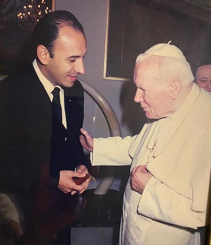 Antonio Berumen saluda al Papa Juan Pablo II.