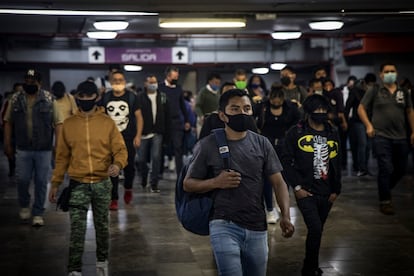 Usuarios de metro, en la estación Pantitán el 25 de Agosto de 2020.