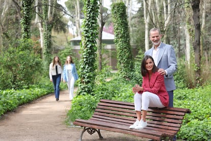 En las nuevas fotos oficiales de la Familia Real se puede ver a la reina Letizia con calzado deportivo, como desde principios de este mes de mayo, debido a una fractura en un dedo de un pie tras un accidente doméstico.