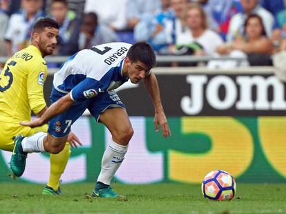 Gerard Moreno supera a Musacchio, en el Espanyol-Villarreal. 