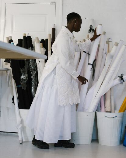 Una modelo posa en el estudio de Cecilie Bahnsen.