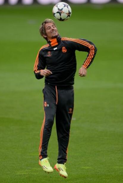 Coentrão da toques de balón en un entrenamiento previo a un partido Champions esta temporada.