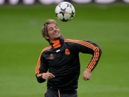 Coentrão da toques de balón en un entrenamiento previo a un partido Champions esta temporada.