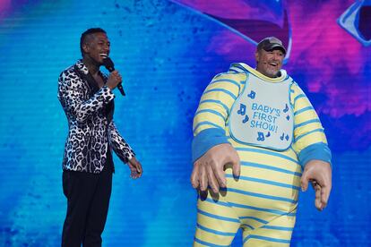 Host Nick Cannon and  Larry The Cable Guy in the House Party episode of THE MASKED SINGER
