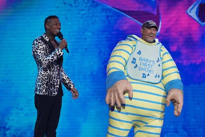 Host Nick Cannon and Larry The Cable Guy in the House Party episode of THE MASKED SINGER