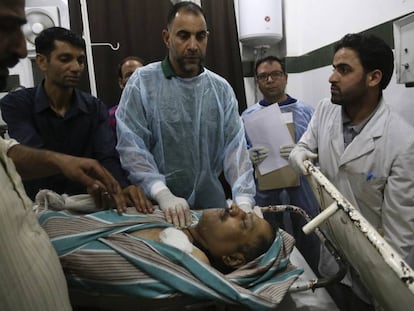 El cadáver del periodista Shujaat Bukhari, en la comisaría de Srinagar, la India, el jueves
