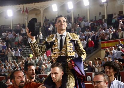 Paco Ureña, a hombros tras cortar las dos orejas del segundo de la tarde.