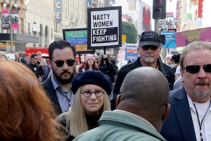 Barbra Streisand, seguida de su marido, James Brolin (con gorra y gafas de sol), en la llamada marcha de las mujeres del pasado mes de enero en Los Ángeles.
