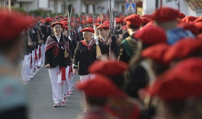 Ambiente durante el desfile de la compañía mixta Jaizkibel por las calles de Hondarribia (Gipuzkoa).