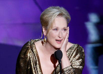 Meryl Streep, emocionada, recoge el Oscar a la mejor actriz por su papel en 'La dama de hierro'. Se trata del tercer galardón que consigue en su carrera.