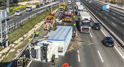 Un camión volcado en la A-6 tras un accidente, el pasado febrero.