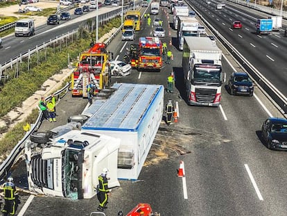 Un camión volcado en la A-6 tras un accidente, el pasado febrero.