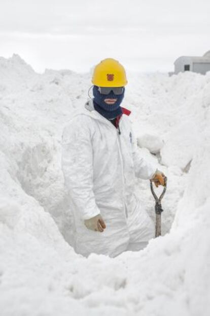 Eusebio, un trabajador de la planta de carbonato de litio en Llipi, al sureste del salar de Uyuni (Bolivia).