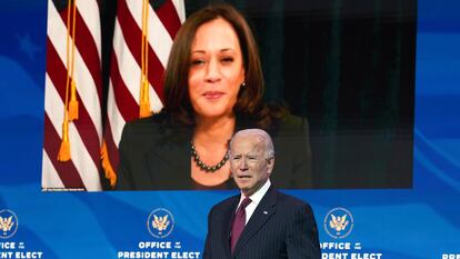 El presidente electo de Estados Unidos, Joe Biden, se dirige a la prensa desde Wilmington (Delaware), el pasado miércoles, con la imagen de la vicepresidenta electa, Kamala Harris, detrás.