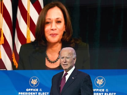 El presidente electo de Estados Unidos, Joe Biden, se dirige a la prensa desde Wilmington (Delaware), el pasado miércoles, con la imagen de la vicepresidenta electa, Kamala Harris, detrás.
