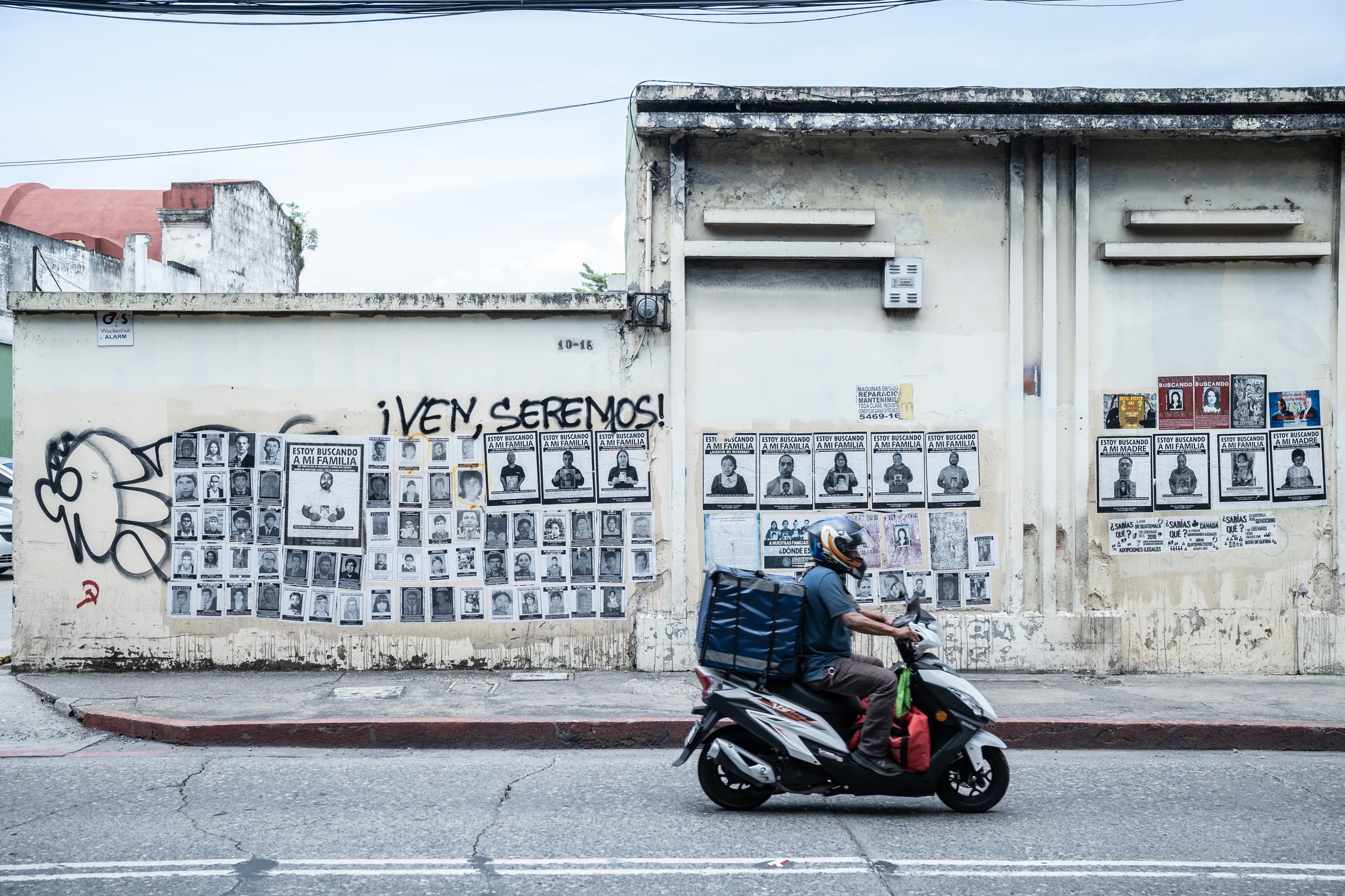 Letreros del colectivo 'Estamos Aquí' formado por personas que han sido adoptadas ilegalmente entre 1977 y 2007 y que buscan a sus familiares biológicos en la Ciudad de Guatemala el 5 de octubre de 2024.