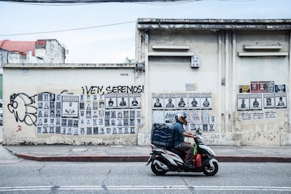 Letreros del colectivo 'Estamos Aquí' formado por personas que han sido adoptadas ilegalmente entre 1977 y 2007 y que buscan a sus familiares biológicos en la Ciudad de Guatemala el 5 de octubre de 2024.