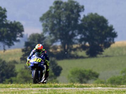 Valentino Rossi se lleva la pole en Italia.