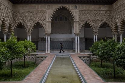 Una guardia de seguridad inspecciona el Real Alcázar de Sevilla, previa a su apertura al público el próximo lunes 15 de junio.