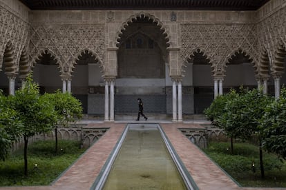 Una guardia de seguridad inspecciona el Real Alcázar de Sevilla, previa a su apertura al público el próximo lunes 15 de junio.