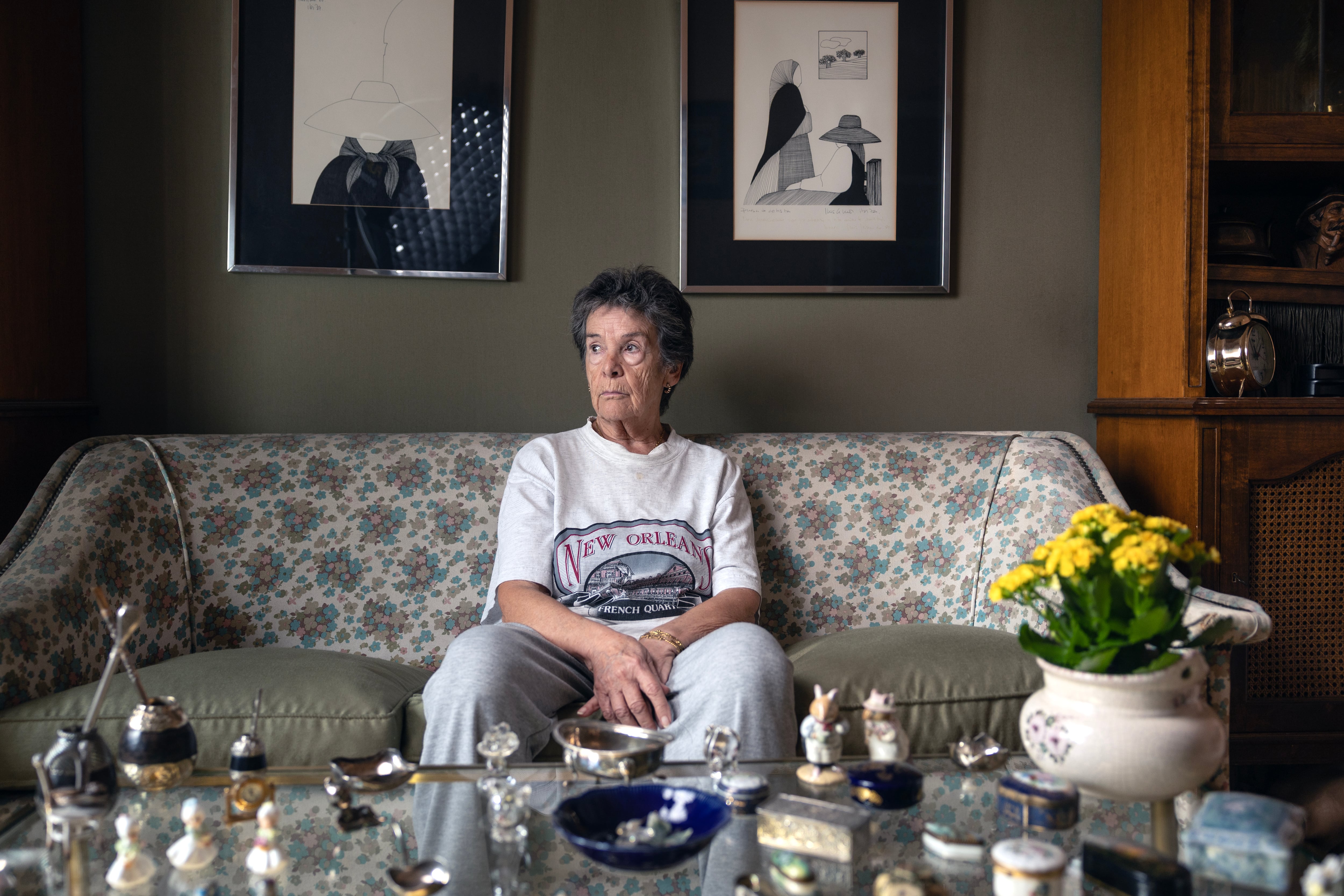Maricarmen en el salón de su casa en el barrio de Ibiza, Madrid. 