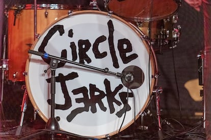 Detalle de la batería de Circle Jerks durante un concierto en Seattle en 2022.