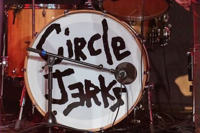 Detalle de la batería de Circle Jerks durante un concierto en Seattle en 2022.