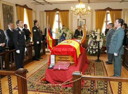 El féretro con los restos mortales del ex presidente del Gobierno Leopoldo Calvo Sotelo, en el ayuntamiento de Ribadeo.