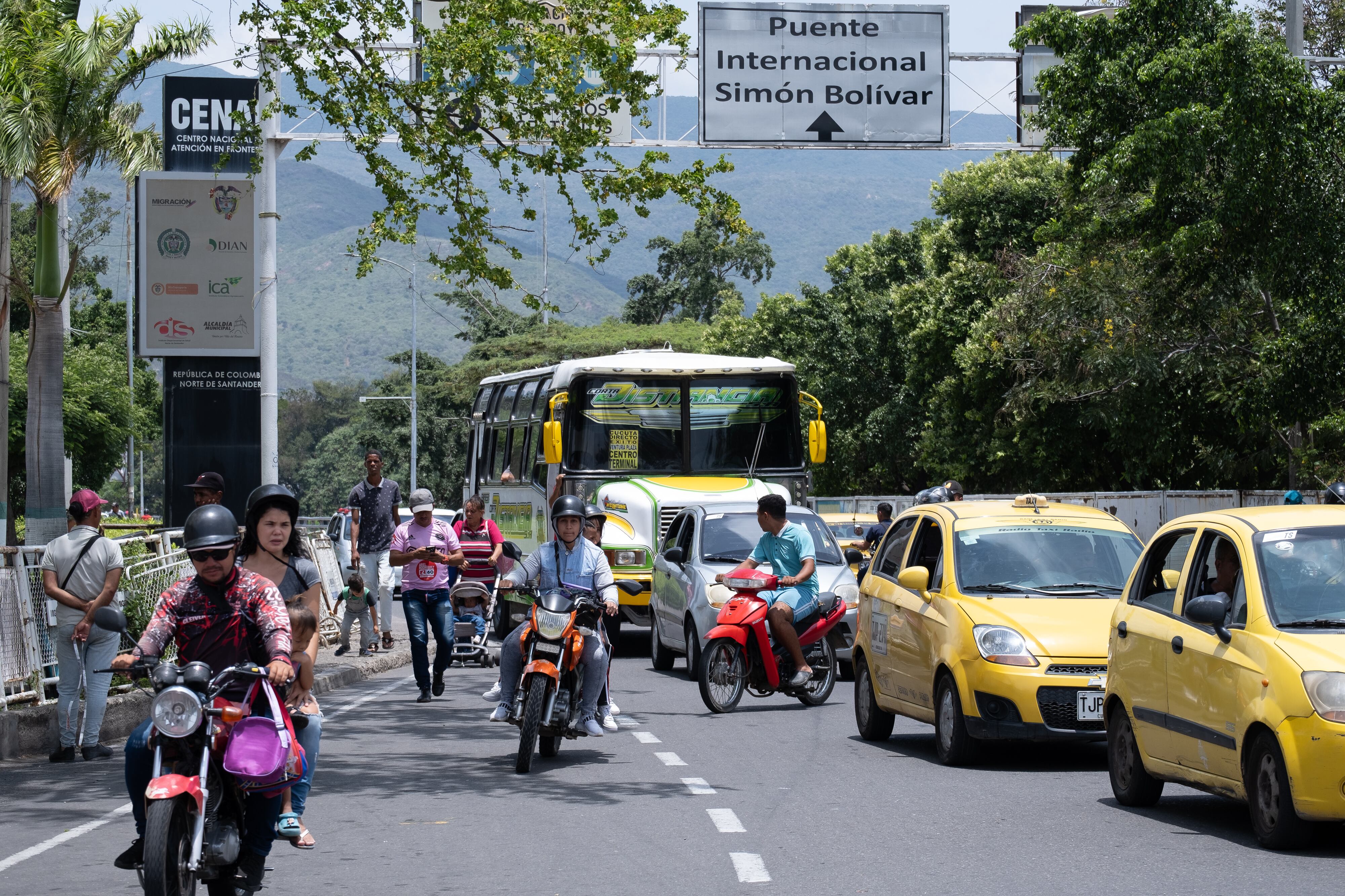 Táxis, ônibus e motocicletas atravessam a ponte Simón Bolívar, no dia 5 de setembro.
