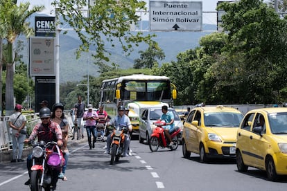 Taxis, buses y motos cruzan el puente Simón Bolívar, el 5 de septiembre.