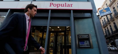 Un hombre camina junto a una sucursal de Banco Popular en Madrid, en septiembre de 2016.