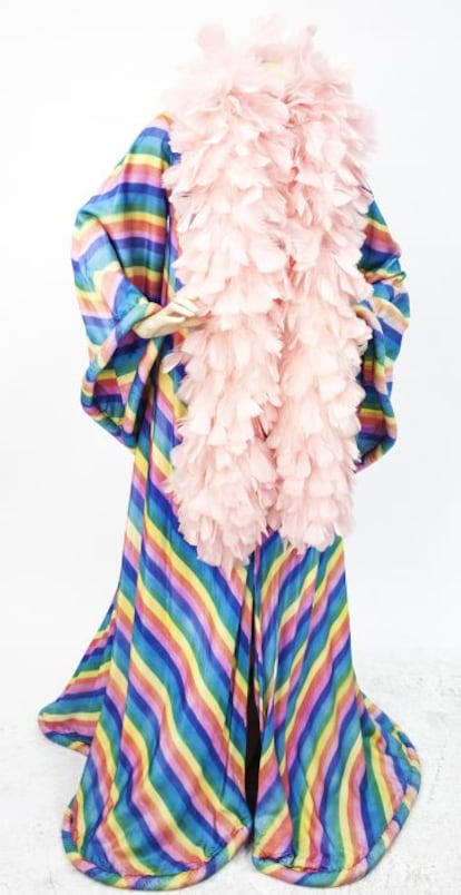 Uno kimono multicolor, creación de Bowie.
