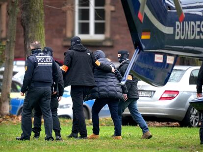 La policía alemana traslada desde un helicóptero a uno de los detenidos en la operación antiterrorista, el 7 de diciembre de 2022