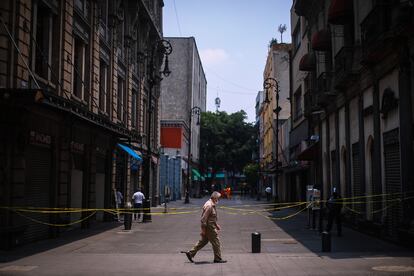 Hombre utilizando cubrebocas en centro histórico Ciudad de México