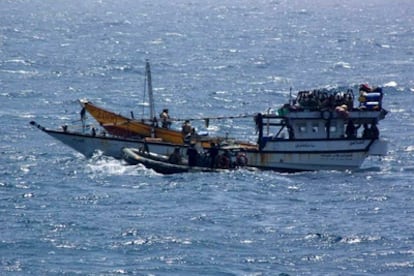 El barco yemení secuestrado por piratas remolcaba dos esquifes.