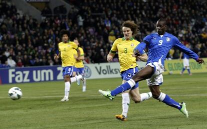 Balotelli dispara ante Daviz Luiz.