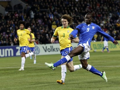 Balotelli dispara ante Daviz Luiz.