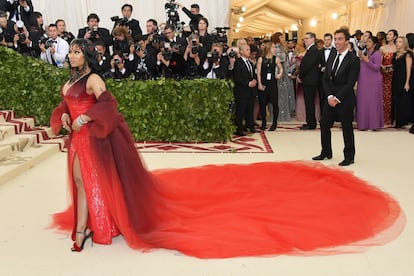 Nicki Minaj con diseño rojo degradado de Oscar de la Renta.