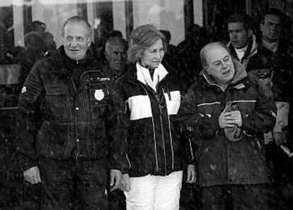 Los Reyes de Espa?a, do?a Sofa y don Juan Carlos, posan con Jordi Pujol en la estacin de esqu de Baqueira Beret, en el Valle de Arn, donde la Familia Real pasa sus vacaciones.