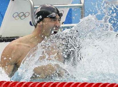 Michael Phelps festeja su séptima medalla de oro.