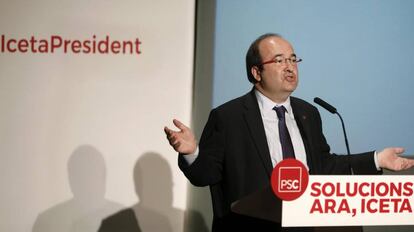 El candidato del PSC a la presidencia de la Generalitat, Miquel Iceta, durante su intervenci&oacute;n en un acto municipalista, acompa&ntilde;ado de diferentes l&iacute;deres locales de los socialistas catalanes.