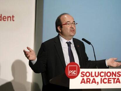 El candidato del PSC a la presidencia de la Generalitat, Miquel Iceta, durante su intervenci&oacute;n en un acto municipalista, acompa&ntilde;ado de diferentes l&iacute;deres locales de los socialistas catalanes.