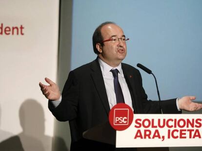 El candidato del PSC a la presidencia de la Generalitat, Miquel Iceta, durante su intervención en un acto municipalista, acompañado de diferentes líderes locales de los socialistas catalanes.