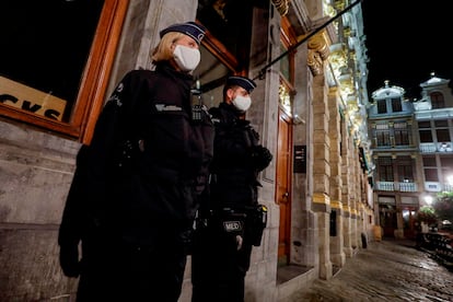 Dos policías durante el toque de queda en Bruselas, el pasado lunes.