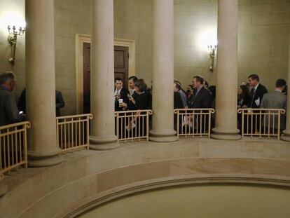 Los periodistas abordan a Ted Cruz en los pasillos del Senado.