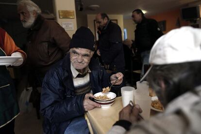 Varias personas sin recursos comen en un comedor social de la Fundacin Agioi Asomati de la Archidicesis de Atenas, en la capital griega.