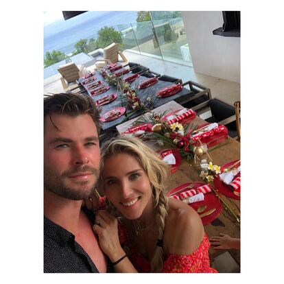 Elsa Pataky y Chris Hemsworth han compartido este 'selfie' en el que se ve la larga mesa que han preparado para la cena de Nochebuena. Unas fechas que celebran un año más en Australia, rodeados de su familia y amigos.
