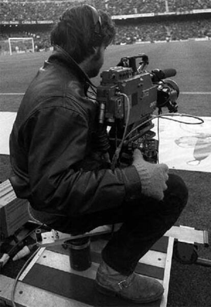 Un cámara de televisión en un Barcelona-Madrid en 1999.