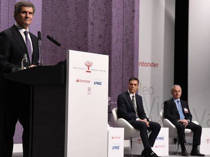 El presidente del Instituto de la Empresa Familiar, Francisco Riberas, en el congreso de 2018, junto al presidente Pedro Sánchez.